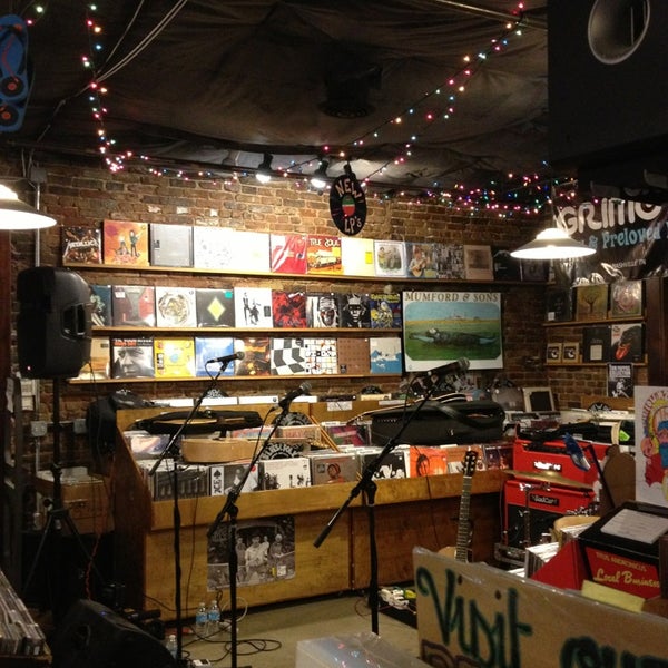 1/31/2013 tarihinde Gray W.ziyaretçi tarafından Grimey&#39;s New &amp; Preloved Music'de çekilen fotoğraf