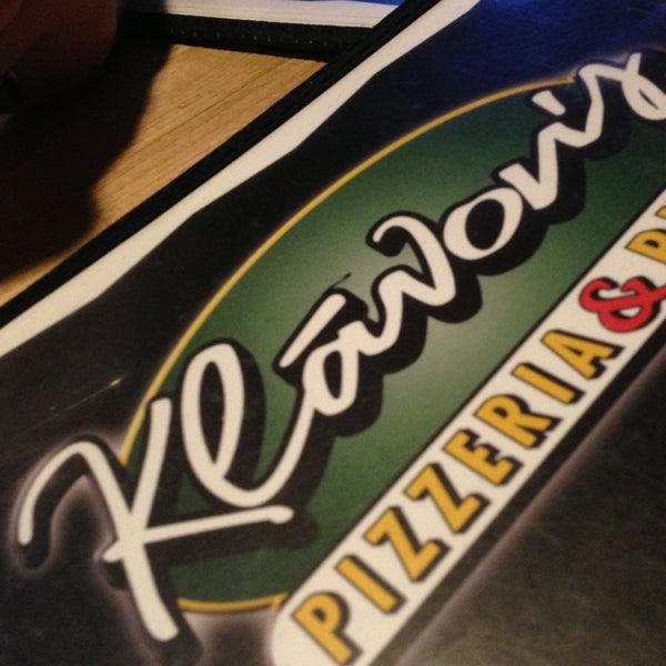 Photo taken at Klávon&#39;s Pizzeria &amp; Pub by Rachel B. on 3/26/2013