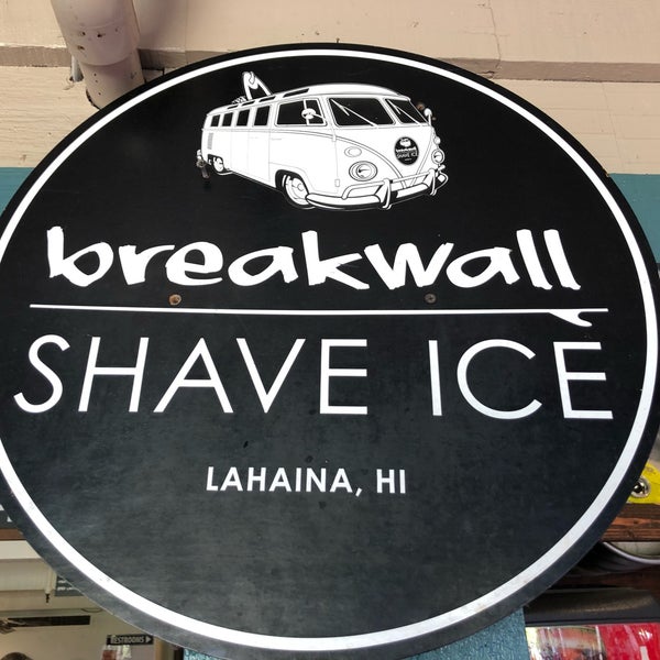Foto tomada en Breakwall Shave Ice Co.  por Brian R. el 3/11/2019