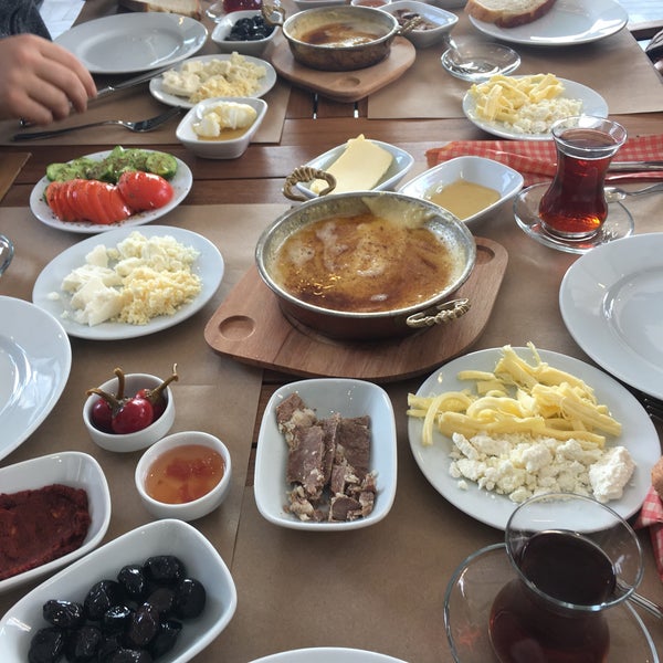 Photo taken at Serpmeköy Trabzon Köy Kahvaltısı by Hande Nur D. on 1/8/2017