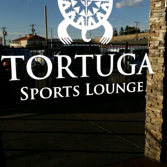 Foto tirada no(a) Tortuga Sports Lounge por Sam E. em 7/25/2015