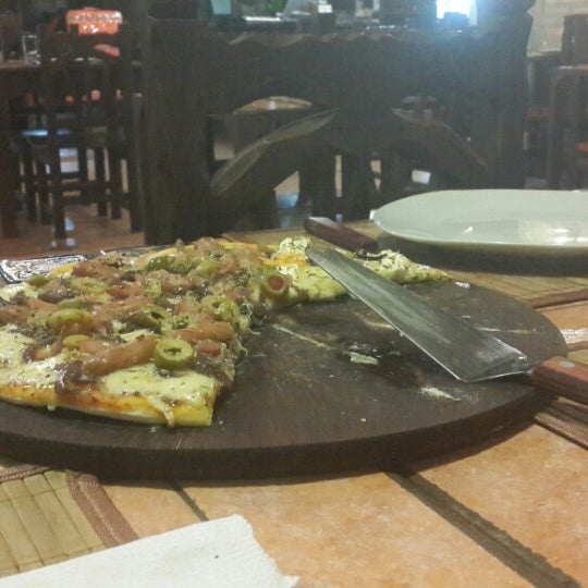 Photo taken at Tatati Pizza Gourmet by Miguel F. on 2/25/2014