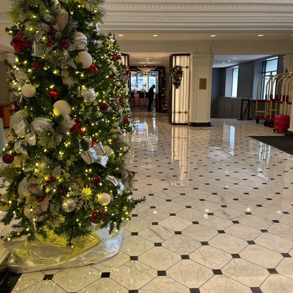 Foto diambil di Hamilton Hotel Washington DC oleh Della pada 12/12/2021