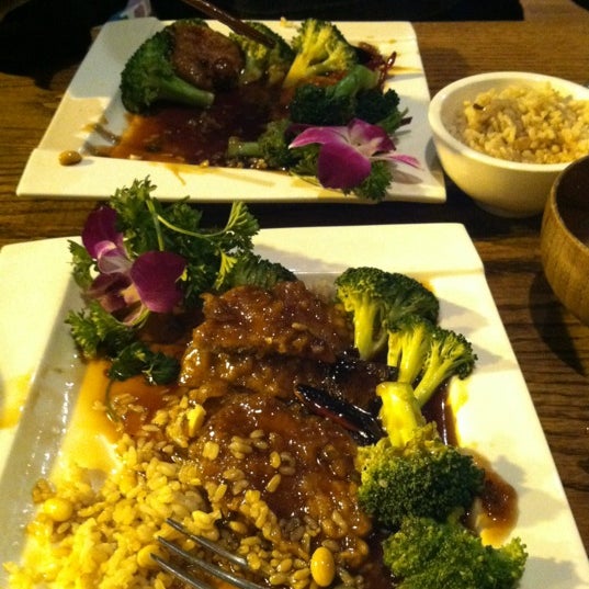 10/20/2012 tarihinde Kay S.ziyaretçi tarafından Wild Ginger Pan-Asian Vegan Cafe'de çekilen fotoğraf