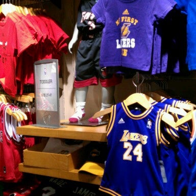 รูปภาพถ่ายที่ NBA Store โดย Adimas P. เมื่อ 9/29/2012