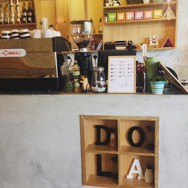 Foto tirada no(a) Cafe Dola por Andy C. em 9/23/2015