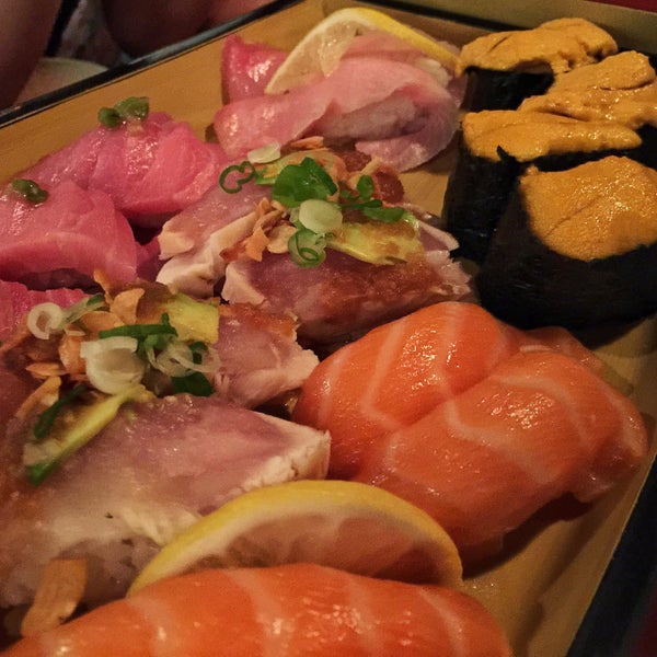 Foto diambil di Hana Japanese Eatery oleh Chris L. pada 9/27/2015