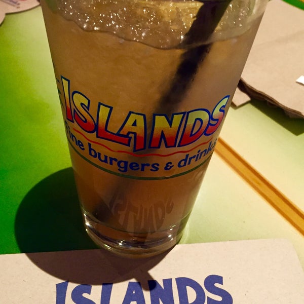 Photo taken at Islands Restaurant by Kenny B. on 9/5/2016