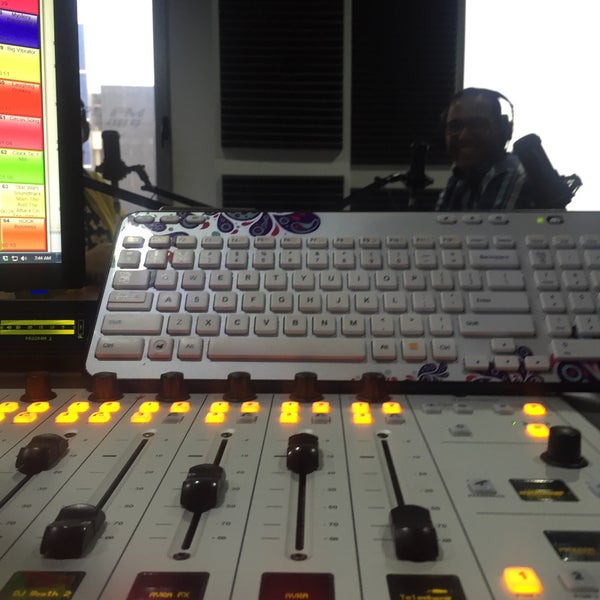 5/18/2016에 C-DRIC T.님이 Cool FM 98.9 Aruba에서 찍은 사진