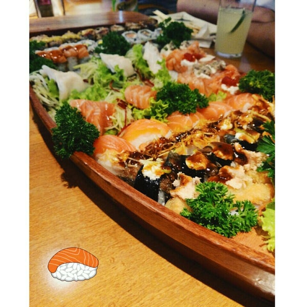 Photo taken at Itoshii sushi by Willians F. on 12/11/2015