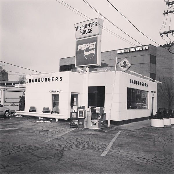 รูปภาพถ่ายที่ Hunter House Hamburgers โดย Lisa R. เมื่อ 2/24/2013