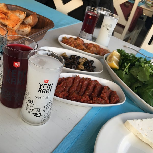 Das Foto wurde bei Kebap Diyarı Restaurant von Umut B. am 4/5/2017 aufgenommen