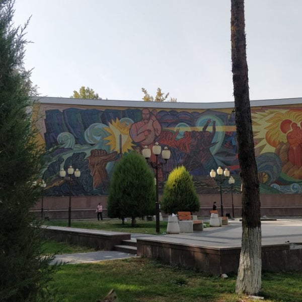 Памятник Шевченко в Ташкенте.