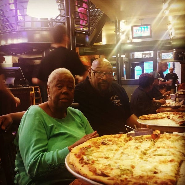 รูปภาพถ่ายที่ PizzaPapalis of Greektown โดย Annis H. เมื่อ 4/16/2016