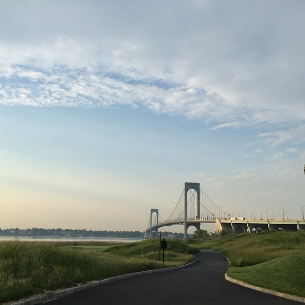 5/27/2016 tarihinde KVEDziyaretçi tarafından Trump Golf Links at Ferry Point'de çekilen fotoğraf