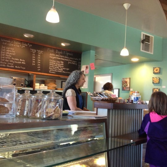 Foto tirada no(a) Main Street Coffee Roasting Company por Rebecca L. em 10/20/2012