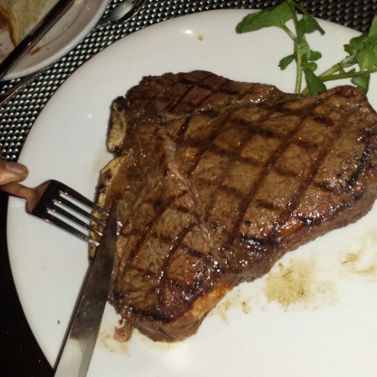 Foto tomada en Shula&#39;s Steak House  por Lisa D. el 8/28/2013