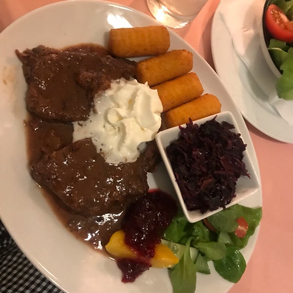 Delicious Austrian food. However, there's no option to pay in separate bills when paying by card, the entire amount has to be paid at once.