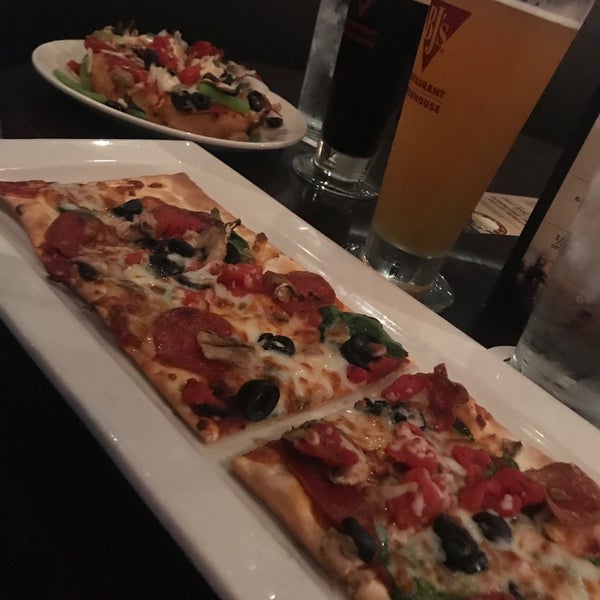 Photo taken at BJ&#39;s Restaurant &amp; Brewhouse by Yazmin G. on 11/22/2017