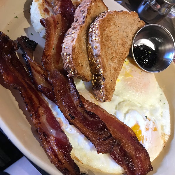 Photo taken at Snooze, an A.M. Eatery by Yazmin G. on 4/8/2018