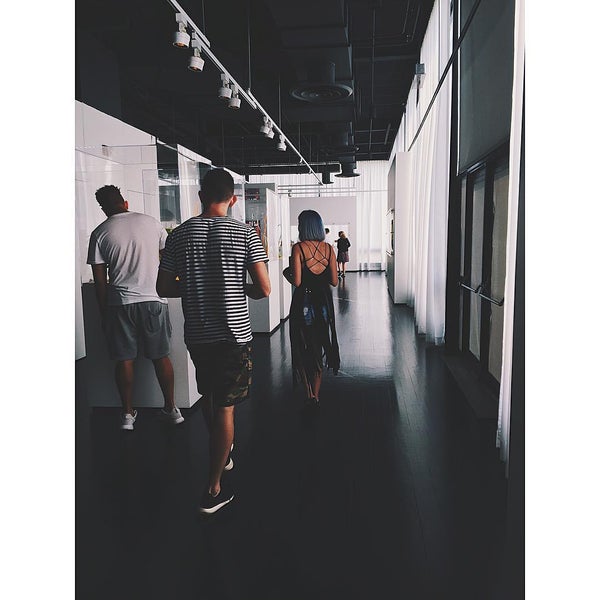 รูปภาพถ่ายที่ The Studio of The Corning Museum of Glass โดย Aaron B. เมื่อ 8/17/2015