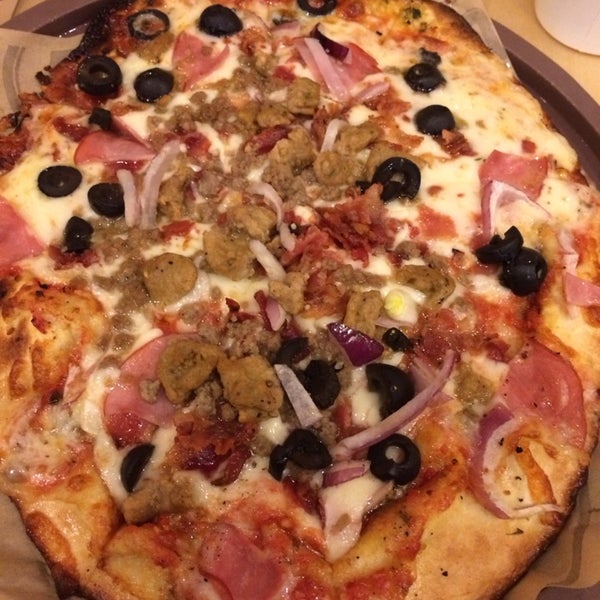 Das Foto wurde bei Pieology Pizzeria von Candace L. am 2/9/2014 aufgenommen