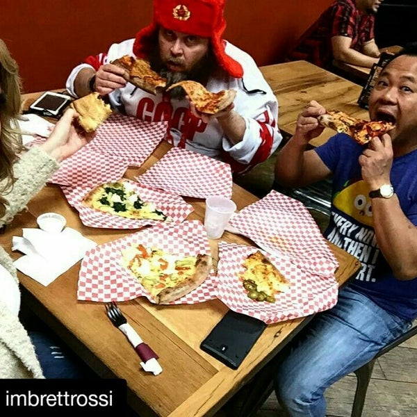 Foto diambil di Joe’s New York Pizza oleh Slava S. pada 1/24/2016