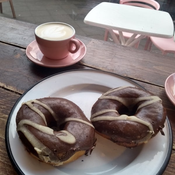 Foto diambil di brammibal&#39;s donuts oleh Archetypowa M. pada 9/4/2019
