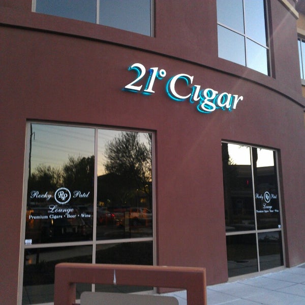 Foto tirada no(a) 21 Degrees Cigar and Accessories por Vinny F. em 10/12/2013