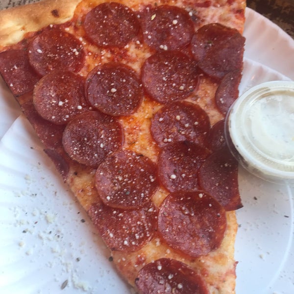 Foto scattata a Five Points Pizza da Michelle H. il 12/5/2019