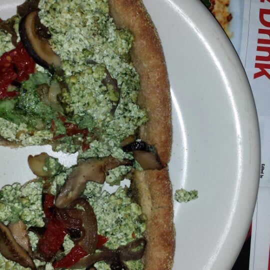 รูปภาพถ่ายที่ Cafe Viva Gourmet Pizza โดย Fatima เมื่อ 3/6/2014