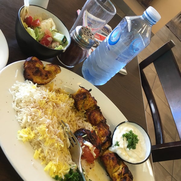 Снимок сделан в Shiraz Persian Restaurant + Bar رستوران ایرانی شیراز пользователем Clarence T. 1/20/2016