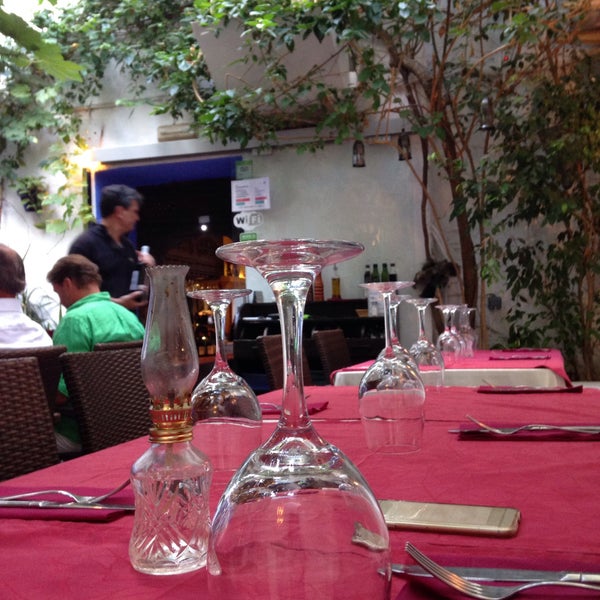 Foto tomada en Restaurante Marbella Patio  por Herman N. el 7/27/2015