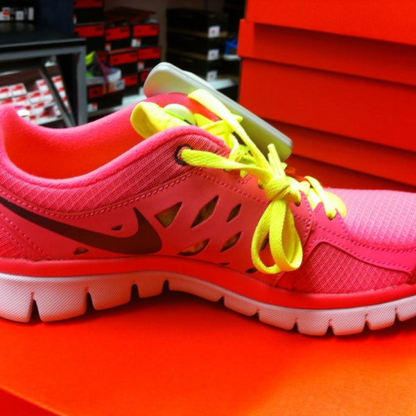 nike running shoes rack room
