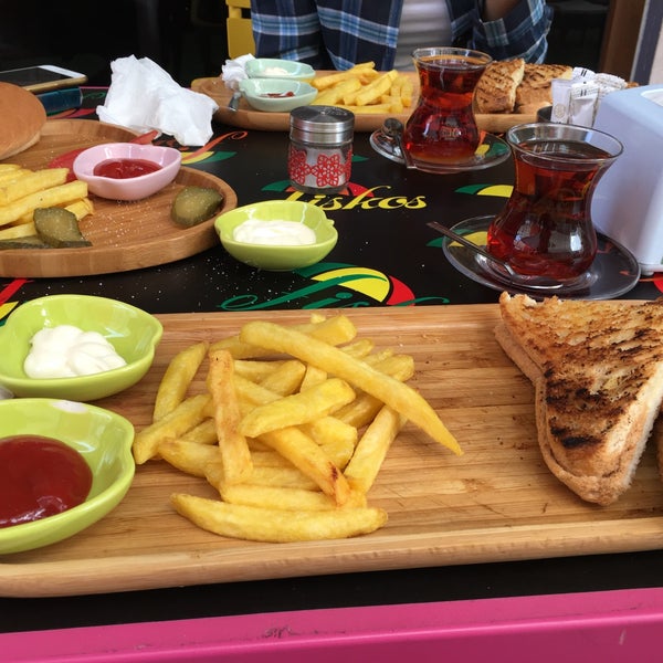 รูปภาพถ่ายที่ Fiskos Cafe &amp; Restaurant โดย Çağla B. เมื่อ 5/3/2017