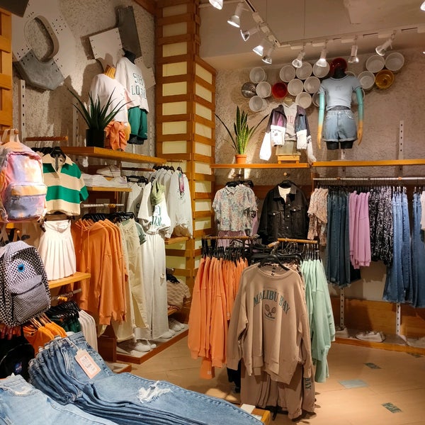 Fotos en Pull \u0026 Bear - Tienda de ropa en Kebayoran Lama