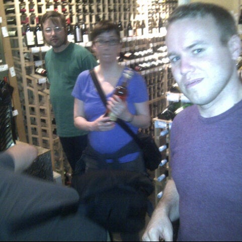 6/23/2013에 Bennett C.님이 UVA Wines &amp; Spirits에서 찍은 사진