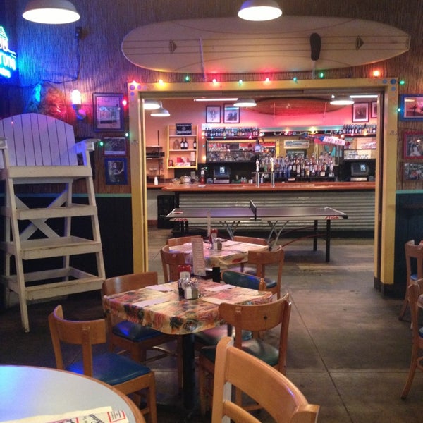 Foto tomada en Lucy&#39;s Retired Surfers Bar &amp; Restaurant  por Terry V. el 7/23/2013