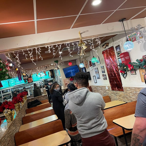 Foto diambil di Gaby&#39;s Pizza oleh Adnan I. pada 12/18/2021