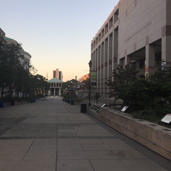 Foto tirada no(a) North Carolina Museum of History por Jessica T. em 10/19/2016