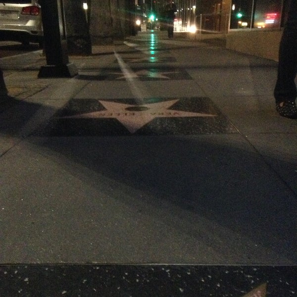 Foto tirada no(a) Hollywood Walk of Fame por Nina I. em 5/9/2013
