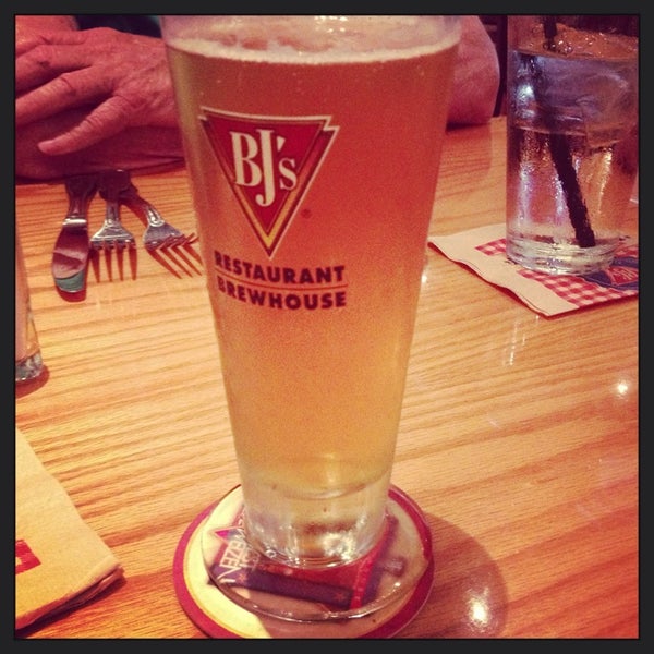 Foto diambil di BJ&#39;s Restaurant &amp; Brewhouse oleh Beth W. pada 8/10/2013