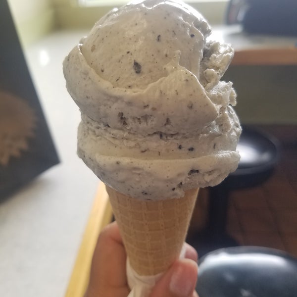 Photo taken at Joe&#39;s Ice Cream by Jennifer R. on 9/7/2019
