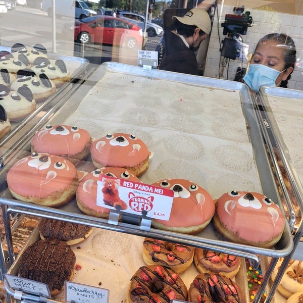 Foto diambil di California Donuts oleh Jennifer R. pada 5/11/2022