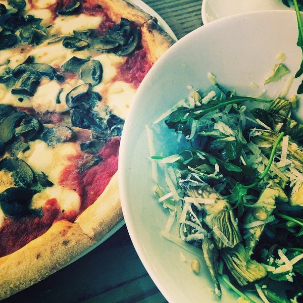 Foto scattata a Ironside Pizza da DiningOut il 4/17/2015