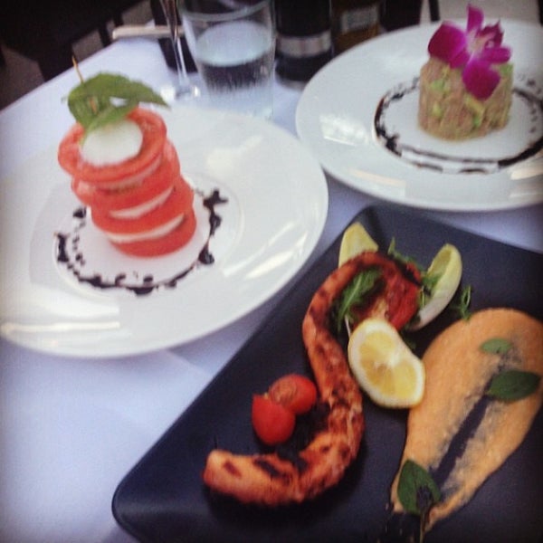 รูปภาพถ่ายที่ Big fish restaurant โดย DiningOut เมื่อ 5/9/2014