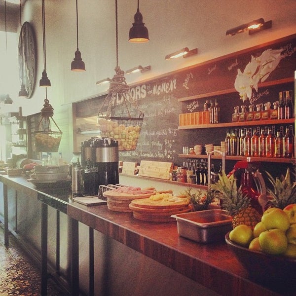 รูปภาพถ่ายที่ Vintro Hotel &amp; Kitchen โดย DiningOut เมื่อ 8/15/2014