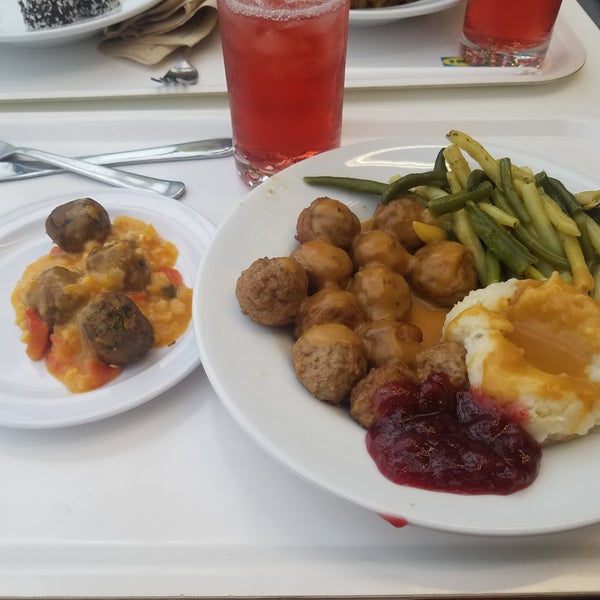 Das Foto wurde bei IKEA Pittsburgh Restaurant &amp; Cafe von Bob S. am 10/6/2017 aufgenommen