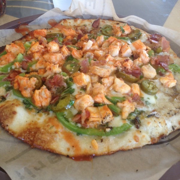 Foto scattata a Pieology Pizzeria da Jessie C. il 7/16/2014