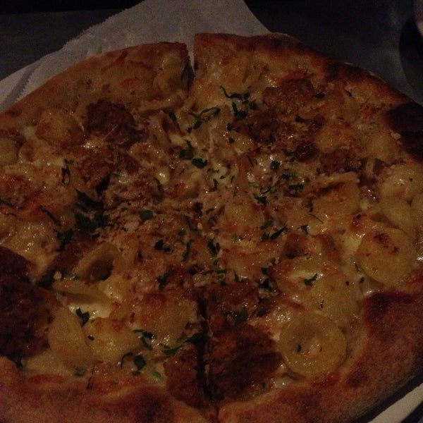 5/1/2013 tarihinde Adam O.ziyaretçi tarafından Pitfire Pizza'de çekilen fotoğraf
